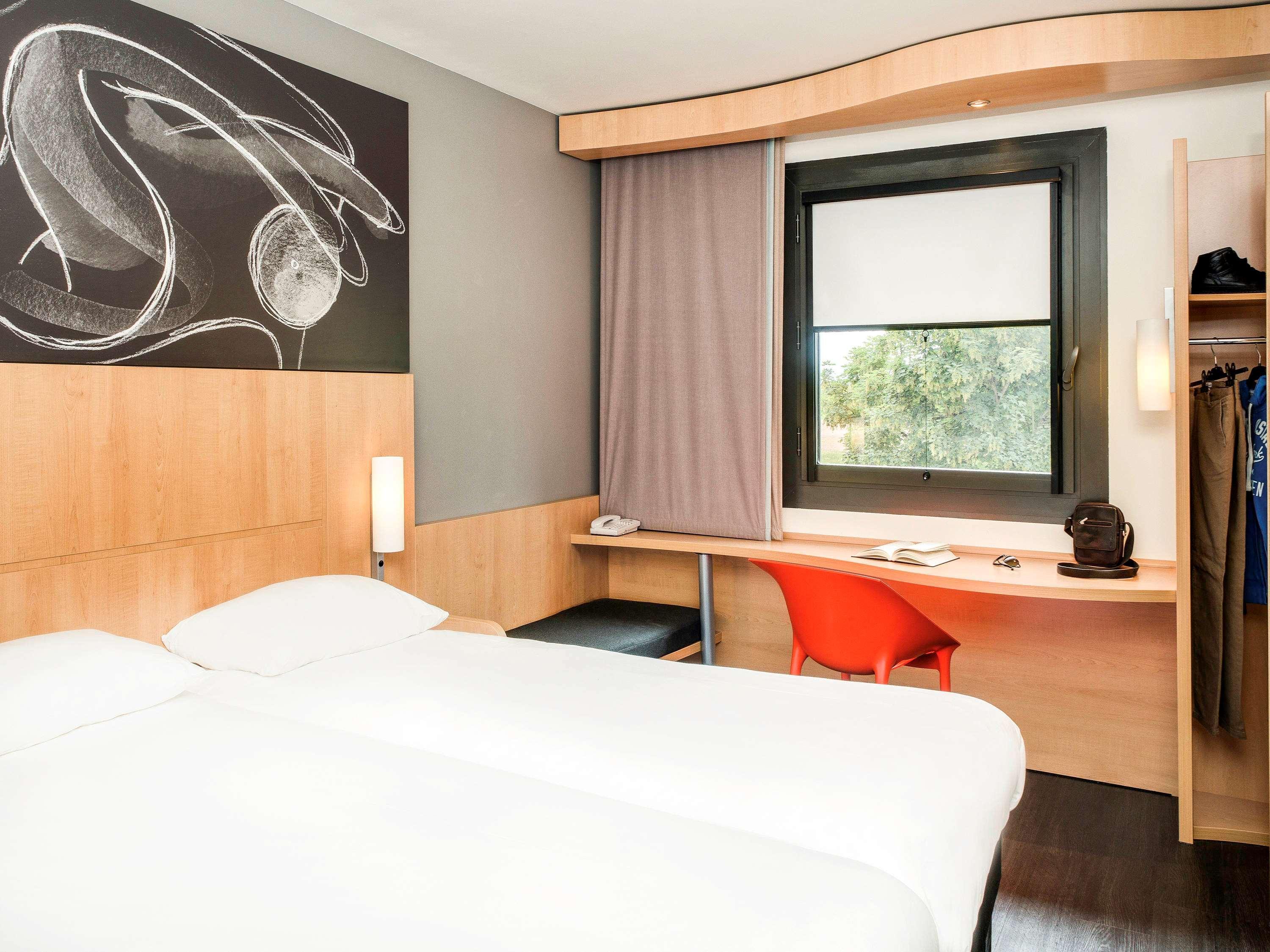 Hotel Ibis Montceau Les Mines Exterior foto