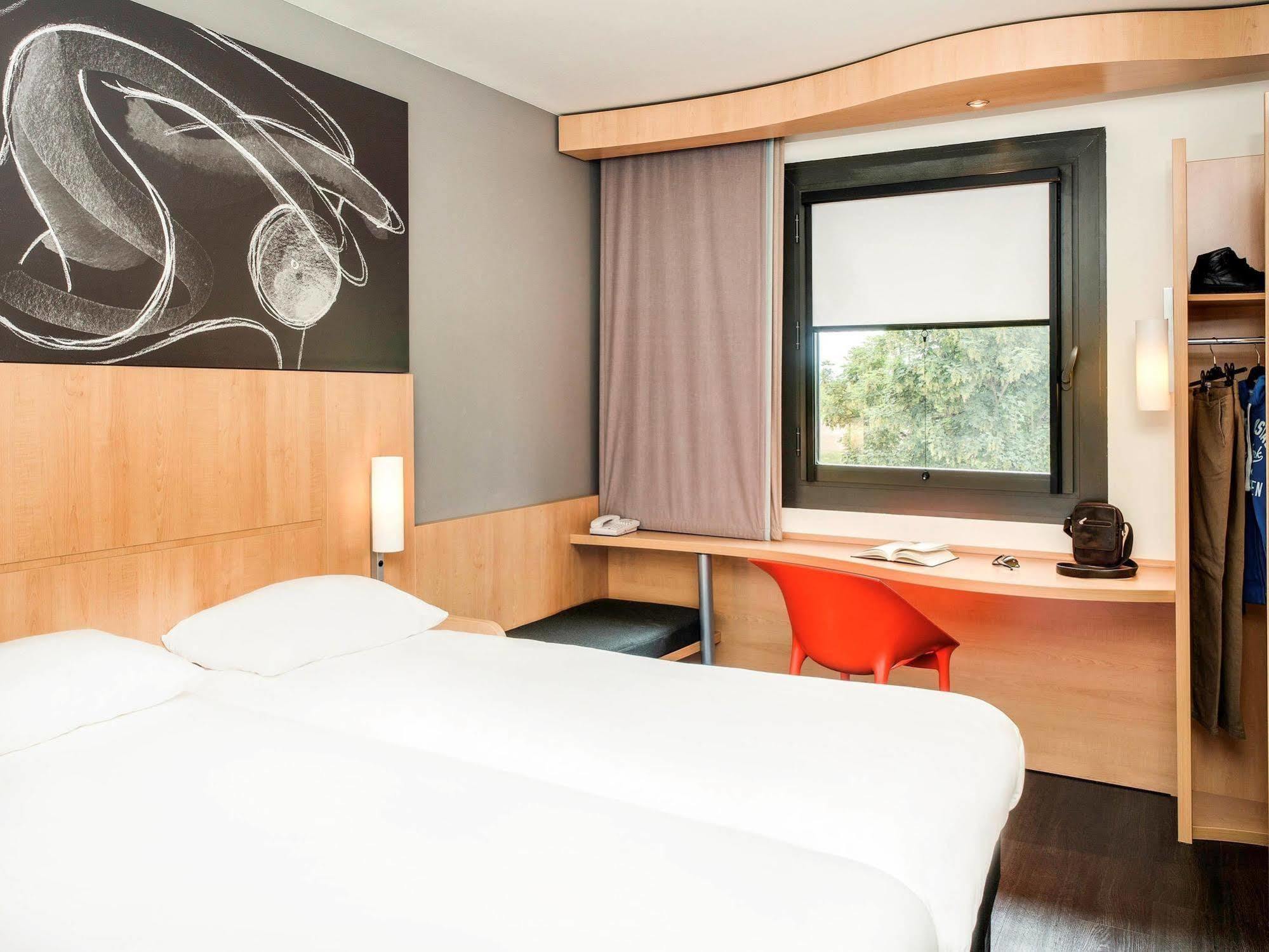 Hotel Ibis Montceau Les Mines Exterior foto