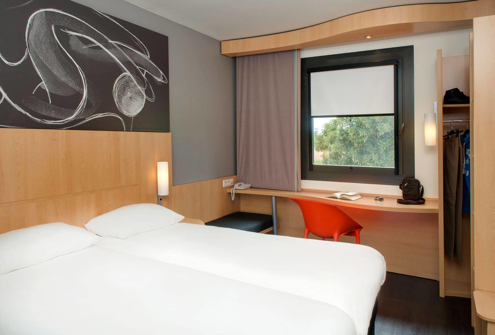Hotel Ibis Montceau Les Mines Exterior foto